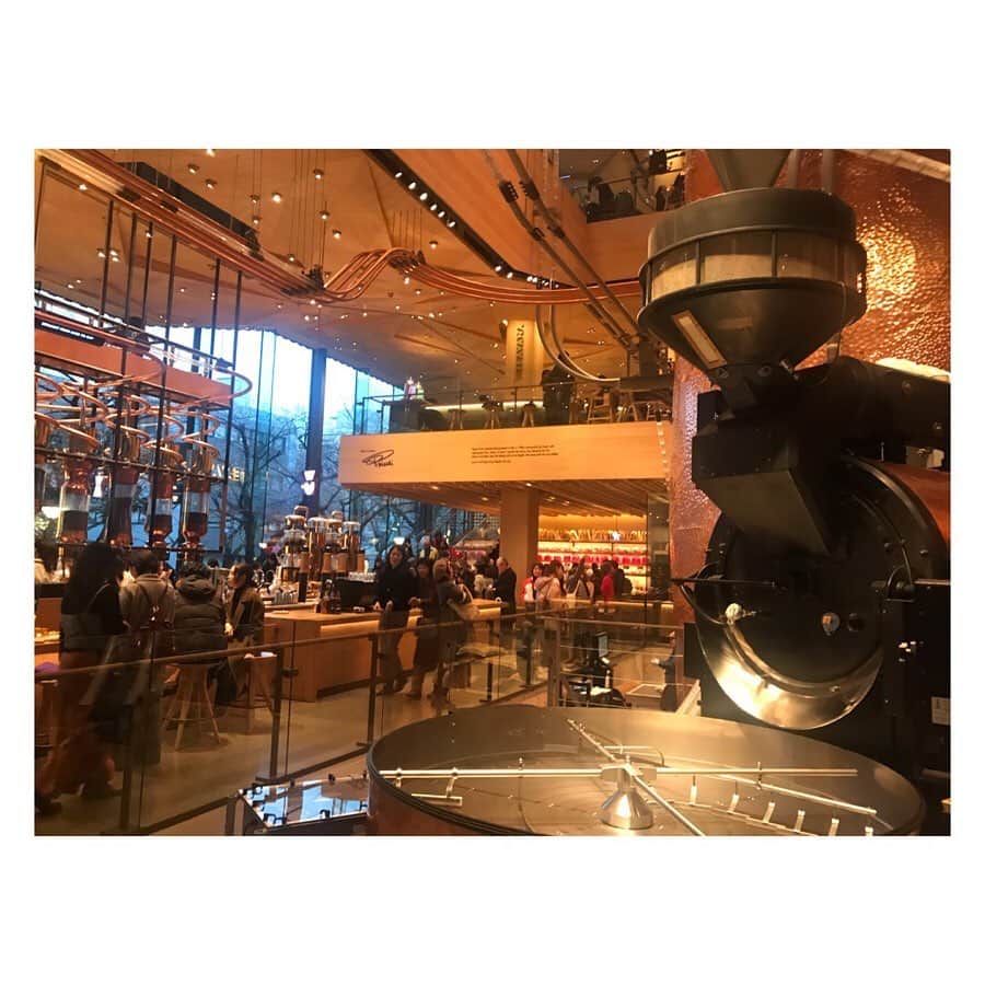 藤森香衣さんのインスタグラム写真 - (藤森香衣Instagram)「Star bucks roastery Tokyo ・ オープン後、初めて行った。  やっぱり、ディズニーランドみたいだね。  #starbuckscoffee  #starbucks  #starbucksroasterytokyo  #coffee #cafe #tokyo  #スターバックスリザーブロースタリー  #スターバックスロースタリー  #スターバックス #スタバ #스타벅스 #스타벅스커피 #커피 #토쿄」12月23日 13時39分 - kaefujimori