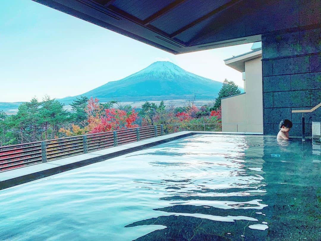 Qoo Bee Littleさんのインスタグラム写真 - (Qoo Bee LittleInstagram)「♡HOTEL Mt Fuji♡ 先月、父母と娘と富士サファリパークに行くことになり、ついでに泊まってこうか！と、急遽宿を探すことに。 せっかくだから富士山が見える露天風呂があって高級すぎず汚すぎないところ笑！を、探してホテルマウント富士に予約🏨 案内されたお部屋も綺麗だったし、何より露天風呂が最高でした🗻 富士サファリパークとか山中湖行ったついでにここに泊まるのおススメ☺️ #山中湖 #山中湖温泉 #ホテルマウント富士 #富士山が見える温泉 #富士山」12月23日 13時35分 - qoo_bee_little
