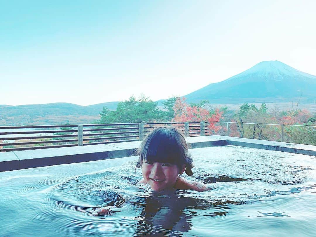 Qoo Bee Littleさんのインスタグラム写真 - (Qoo Bee LittleInstagram)「♡HOTEL Mt Fuji♡ 先月、父母と娘と富士サファリパークに行くことになり、ついでに泊まってこうか！と、急遽宿を探すことに。 せっかくだから富士山が見える露天風呂があって高級すぎず汚すぎないところ笑！を、探してホテルマウント富士に予約🏨 案内されたお部屋も綺麗だったし、何より露天風呂が最高でした🗻 富士サファリパークとか山中湖行ったついでにここに泊まるのおススメ☺️ #山中湖 #山中湖温泉 #ホテルマウント富士 #富士山が見える温泉 #富士山」12月23日 13時35分 - qoo_bee_little