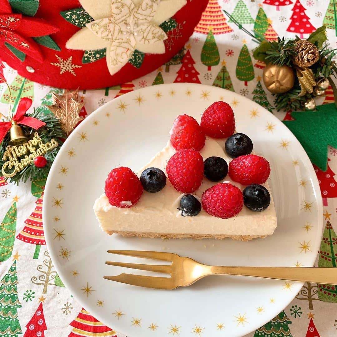 伶美うららさんのインスタグラム写真 - (伶美うららInstagram)「ベリー×ベリー レアチーズケーキ Merry Christmas 🎄 . 冷たくてほんのり甘いレアチーズケーキに、 ブルーベリー×ラズベリーをトッピング♪ . ベリーの酸味がたまりません♡ . #レアチーズケーキ #ベリーのせ #ホームパーティー #クリスマス 🎄」12月23日 13時46分 - urara_reimi