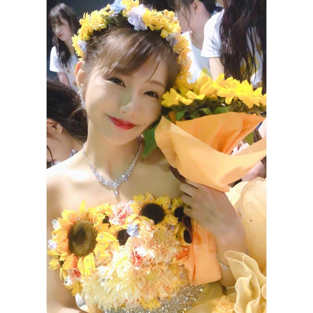 谷川愛梨のインスタグラム：「: 向日葵のドレスが着たいです🥺🌻って言ったら 衣装さんがこんなにも素敵な 可愛いドレスを作って下さいました☺️😭🌻🌻🌻 いつも本当にありがとうございます💖 メンバーからは ディズニーのベルみたいって 凄く好評で嬉しかった〜👸🏰💖 #谷川愛梨卒業コンサート」