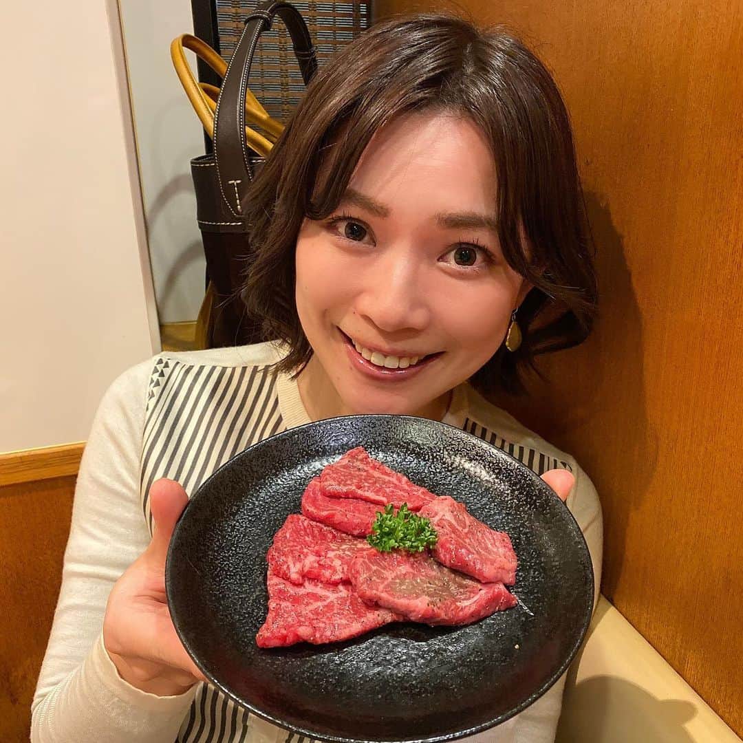 山本愛子さんのインスタグラム写真 - (山本愛子Instagram)「先日のお肉💗 なんておいしいの〰💗💗 もりもり食べました…😍✨ 毎日食べたい…🤔🤔❣️🐮 #お肉 #nikujo #34歳になりました  #サシ歳 #持ってるのは全部違う部位」12月23日 13時53分 - aikoyade1219