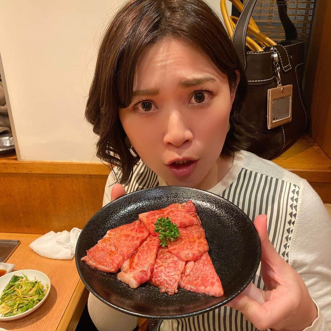 山本愛子さんのインスタグラム写真 - (山本愛子Instagram)「先日のお肉💗 なんておいしいの〰💗💗 もりもり食べました…😍✨ 毎日食べたい…🤔🤔❣️🐮 #お肉 #nikujo #34歳になりました  #サシ歳 #持ってるのは全部違う部位」12月23日 13時53分 - aikoyade1219