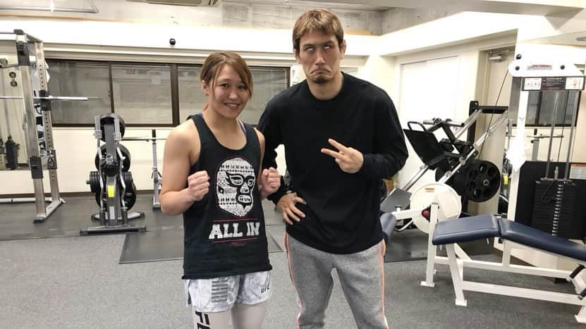 朱里さんのインスタグラム写真 - (朱里Instagram)「住村選手とジムで久々にお会いしましたー🤩 29日試合頑張ってください😎 カナたんも29日試合😊  がんばれーーーーーー！！！！！！！！ #mma #Bellator ＃rizin」12月23日 14時01分 - syuri_official