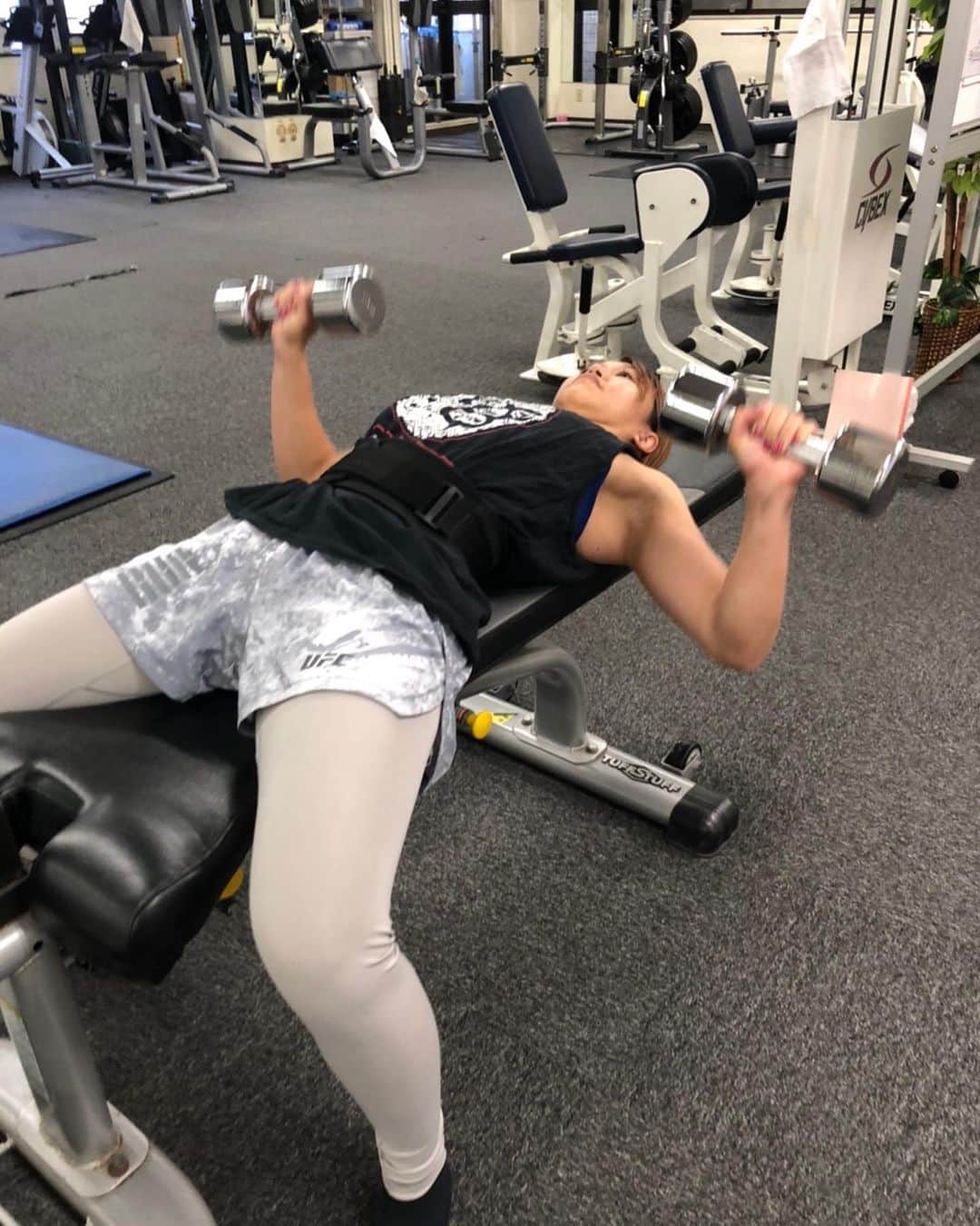 朱里さんのインスタグラム写真 - (朱里Instagram)「training🧡  #training #fitness #fitnessgirl #gym #gymgirl #fit #muscle #diet #body #トレーニング　#フィットネス #ジム」12月23日 14時10分 - syuri_official