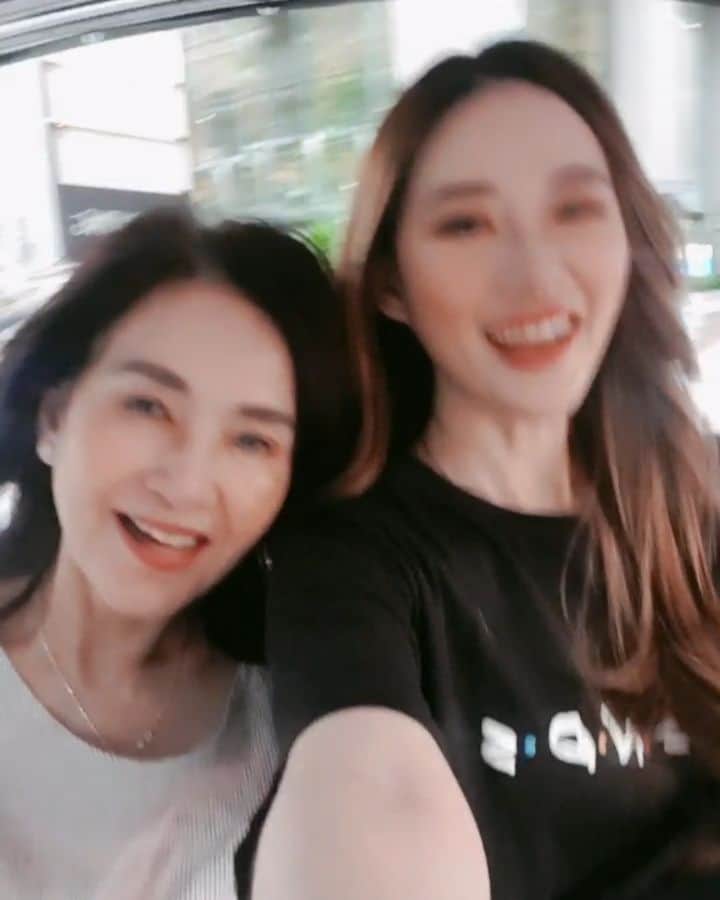 エリッサ・ヤマダのインスタグラム：「Lots of happy memories with mom this year, including this Tuk Tuk ride 🤗🌈 #ellejessinbangkok」