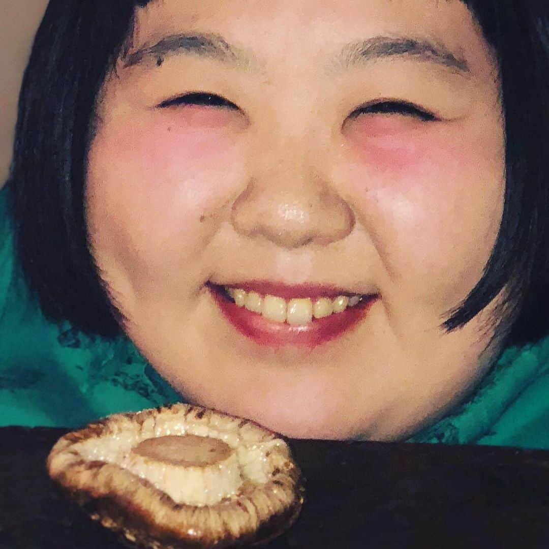 酒井藍さんのインスタグラム写真 - (酒井藍Instagram)「. この前、石田靖兄さんに、美味しいお肉を食べに連れて行ってもらいましたー🥩🥩🥩🍽🍽🍽 . 死ぬほど大きいシイタケもいただきました✌️ 死ぬほど大きかったのに、私の膝ぐらいの大きさやったのに、この写真じゃ伝わらんなー・・・ ガーーーン もういっちょ、ガーーーン  ごちそうさまでした👼 #カウンター焼肉にしやん」12月23日 14時27分 - sakaiaisakaiai