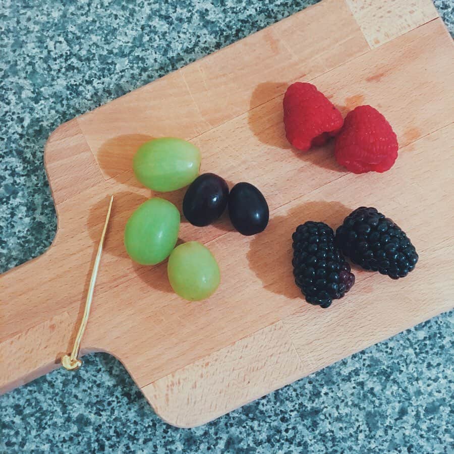 Yu-kiのインスタグラム：「@disco_tokyo オリジナルのフルーツピックが便利すぎて毎日使っている🍋🍓🍈🍇🍊フルーツだけじゃなくてデーツにもチョコレートにも何でもさせるのが本当便利😍ロンドンに来て毎日何かフルーツ食べてるんだけど、これの便利さに3年目にして気付いた☺️🤎」