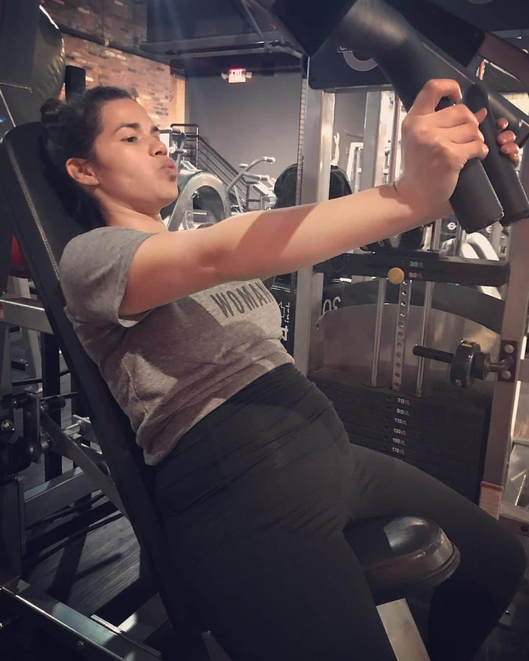 アメリカ・フェレーラさんのインスタグラム写真 - (アメリカ・フェレーラInstagram)「Soooooooo hard to workout through the nausea & exhaustion of my first trimester!!! I would walk into the gym and nap for 10 minutes on the massage table before I started. Some weeks I’d only muster 1 workout or I’d miss the week entirely, but I refused to feel like I had failed.  Through this pregnancy I’m equally committed to feeling strong AND being kind to myself. As you start your 2020 workout resolutions, be kind to yourself. Celebrate your intentions and meet yourself where you’re at with compassion for everything you’re asking of yourself. Go get it! Thanks @grantrobertsfit for letting me nap between sets. #firsttrimester」1月7日 8時47分 - americaferrera