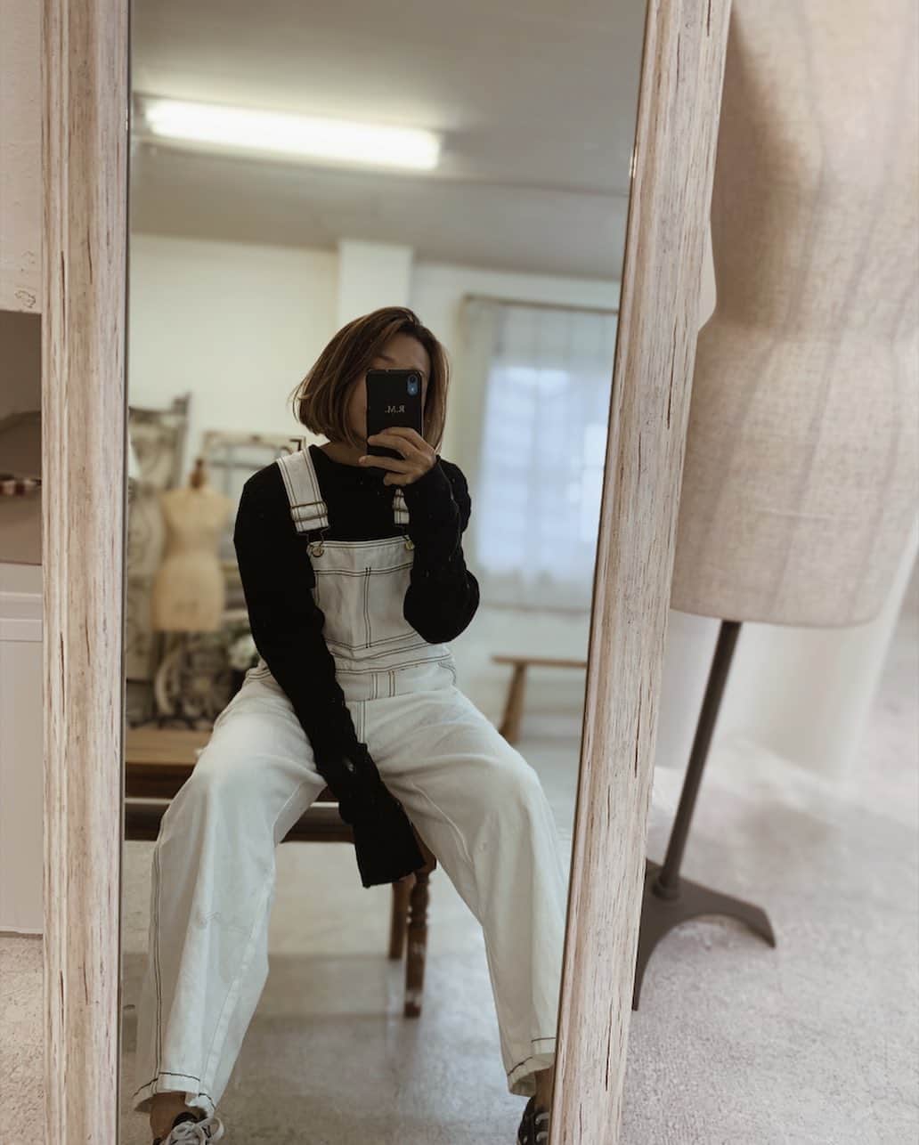 Erikaさんのインスタグラム写真 - (ErikaInstagram)「. ᵍ ᵒ ᵒ ᵈ  ᵐ ᵒ ʳ ᐢ ⁱ ᐢ ᵍ . . @ladiesfashion.kandk . . #ミラー越し#selfie  #mirror#mirrorselfie #goodmorning  #rainyday#オーバーオール#オーバーオールコーデ  #男の子ママ#ママコーデ」1月7日 8時53分 - 911erika