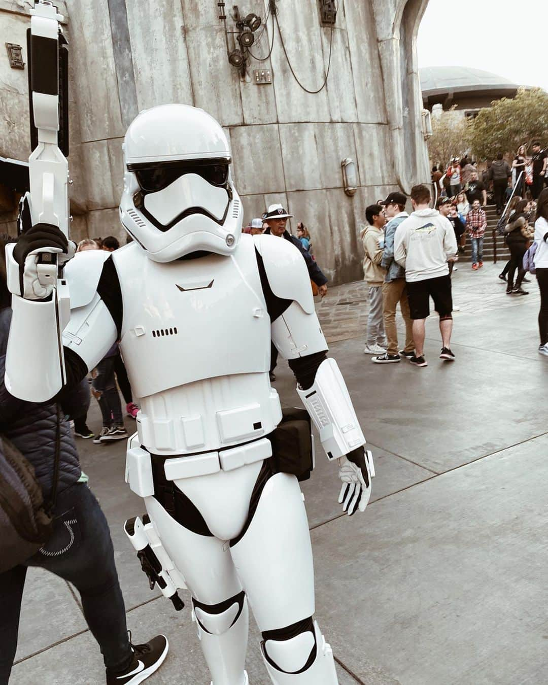 孫きょうさんのインスタグラム写真 - (孫きょうInstagram)「Millennium Falcon‼︎🛰﻿ ﻿ スターウォーズのエリアは映画の世界みたいだった👏🏻👏🏻﻿ ﻿ カリフォルニアディズニーのお土産はアパレルがとにかく可愛くて🐭﻿ ﻿ "Disneyland"のロゴが可愛い日本未発売のスピリットジャージーはすぐ着替えた🖤家族お揃いで他にも買ったから着るのが楽しみ😍﻿ ﻿ #スプラッシュはずぶ濡れ桁違い要注意﻿ ﻿」1月7日 8時58分 - sonkyou1013