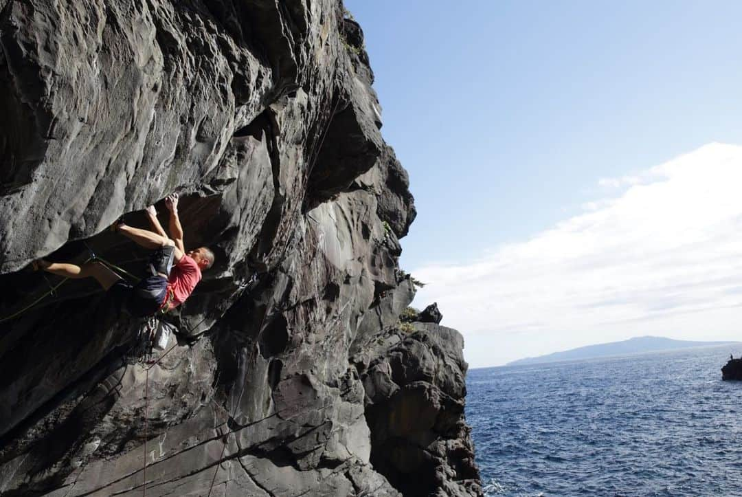 平山ユージさんのインスタグラム写真 - (平山ユージInstagram)「What a wonderful day☀️🌊I went back Scallop 5.12d(trad) Kadowaki,Jyogasaki after 34 years.  My last visit was 1986/87 winter. I think the day I visited I didn’t climb because of bad weather or just day of resting so I just watched this route,scallop. My image of this roof was much much bigger🤔  It was perfect condition warm, calm sea yesterday. I send it flash after watching 34 years!!! Also not using bolts. But we’ll..this is advantage of this modern technology. We can use big cams today.  And also luckily I send the other new rout as well... Hiogi 5.13b (trad) very tricky route. I on sight this route Hiogi 💪💪 I’m so gratitude to my friends who offer to come with me yesterday. I understand more about climbing and history of Japanese climbing scene with this kind of old classic routes ✨🙌🏻☀️ 🙌🏻👍 素晴らしい一日でした✨✨昨日は34年ぶりに城ヶ崎は門脇海岸にあるスカラップに戻りました。  最後に訪れたのは86年から87年の冬、天気が悪かったからかレスト日だったかでこの壁を眺めたことを憶えている。ただ壁のイメージはもっともっと巨大だった🤔  でも昨日は素晴らしいコンディションでひだまりで暖かく、海も穏やかだった。幸運にも昨日はフラッシュに成功することができた✨🙏✨ それから、モダンテクノロジーのおかげでボルトを使わずに大きなカムを使って登ることができた。  あと幸運なことに、めちゃくちゃトリッキーな秘奥義5.13bをオンサイトにも成功できた🙌🏻🙌🏻 昨日の城ヶ崎でも日本のクライミング界に歴史を刻んだ一本を登りまたクライミングの奥深さに触れ充実した1日でした。付き合ってくれた友人達に感謝です🙏✨✨ Pictures @deloprojet @maechan82kgclimber  #scallop #秘奥義 #jyogasakicoast #城ヶ崎海岸 #oldclassic #oldbadgold #陽だまり #穏やかな海  @thenorthfacejp  @beal.official  @blackdiamond  @climbskinspain  @climbparkbasecamp  @basecamptokyo  @boulderpark_basecamp  @basecamponlineshop」1月7日 8時58分 - yuji_hirayama_stonerider