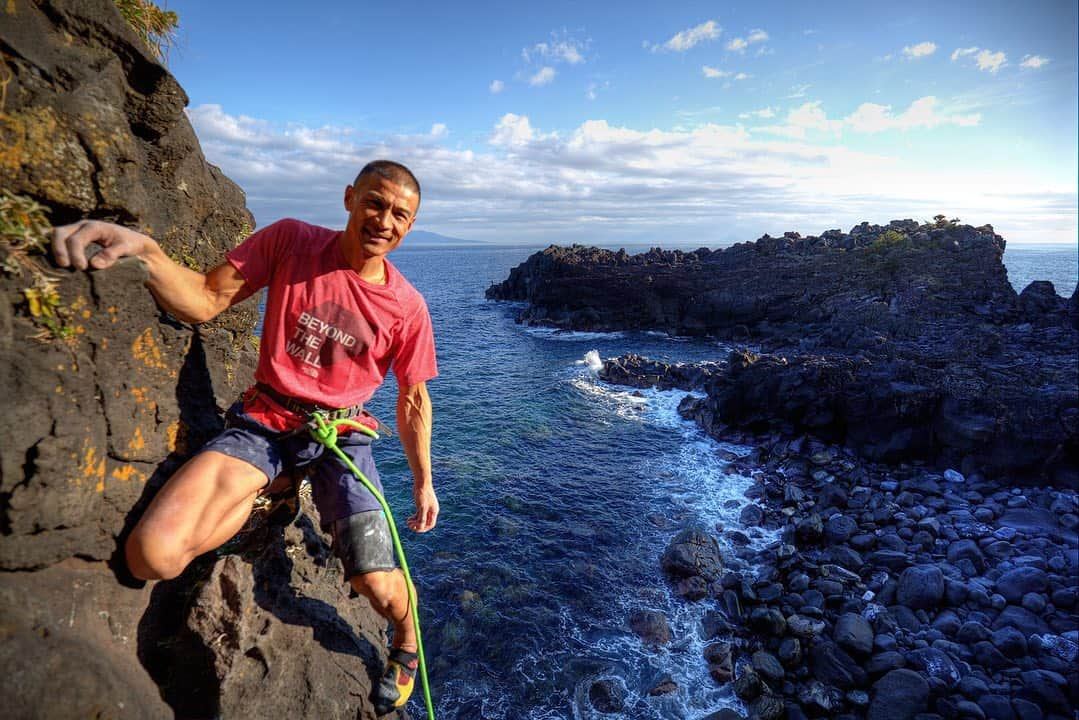 平山ユージさんのインスタグラム写真 - (平山ユージInstagram)「What a wonderful day☀️🌊I went back Scallop 5.12d(trad) Kadowaki,Jyogasaki after 34 years.  My last visit was 1986/87 winter. I think the day I visited I didn’t climb because of bad weather or just day of resting so I just watched this route,scallop. My image of this roof was much much bigger🤔  It was perfect condition warm, calm sea yesterday. I send it flash after watching 34 years!!! Also not using bolts. But we’ll..this is advantage of this modern technology. We can use big cams today.  And also luckily I send the other new rout as well... Hiogi 5.13b (trad) very tricky route. I on sight this route Hiogi 💪💪 I’m so gratitude to my friends who offer to come with me yesterday. I understand more about climbing and history of Japanese climbing scene with this kind of old classic routes ✨🙌🏻☀️ 🙌🏻👍 素晴らしい一日でした✨✨昨日は34年ぶりに城ヶ崎は門脇海岸にあるスカラップに戻りました。  最後に訪れたのは86年から87年の冬、天気が悪かったからかレスト日だったかでこの壁を眺めたことを憶えている。ただ壁のイメージはもっともっと巨大だった🤔  でも昨日は素晴らしいコンディションでひだまりで暖かく、海も穏やかだった。幸運にも昨日はフラッシュに成功することができた✨🙏✨ それから、モダンテクノロジーのおかげでボルトを使わずに大きなカムを使って登ることができた。  あと幸運なことに、めちゃくちゃトリッキーな秘奥義5.13bをオンサイトにも成功できた🙌🏻🙌🏻 昨日の城ヶ崎でも日本のクライミング界に歴史を刻んだ一本を登りまたクライミングの奥深さに触れ充実した1日でした。付き合ってくれた友人達に感謝です🙏✨✨ Pictures @deloprojet @maechan82kgclimber  #scallop #秘奥義 #jyogasakicoast #城ヶ崎海岸 #oldclassic #oldbadgold #陽だまり #穏やかな海  @thenorthfacejp  @beal.official  @blackdiamond  @climbskinspain  @climbparkbasecamp  @basecamptokyo  @boulderpark_basecamp  @basecamponlineshop」1月7日 8時58分 - yuji_hirayama_stonerider