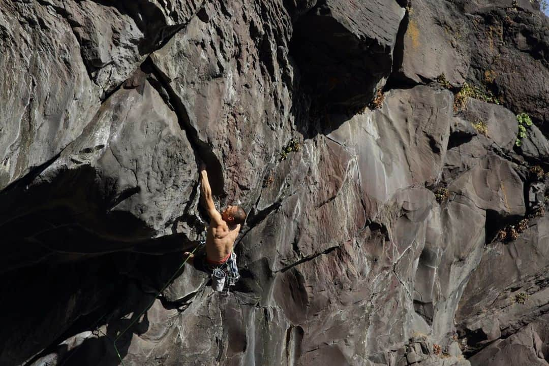 平山ユージさんのインスタグラム写真 - (平山ユージInstagram)「What a wonderful day☀️🌊I went back Scallop 5.12d(trad) Kadowaki,Jyogasaki after 34 years.  My last visit was 1986/87 winter. I think the day I visited I didn’t climb because of bad weather or just day of resting so I just watched this route,scallop. My image of this roof was much much bigger🤔  It was perfect condition warm, calm sea yesterday. I send it flash after watching 34 years!!! Also not using bolts. But we’ll..this is advantage of this modern technology. We can use big cams today.  And also luckily I send the other new rout as well... Hiogi 5.13b (trad) very tricky route. I on sight this route Hiogi 💪💪 I’m so gratitude to my friends who offer to come with me yesterday. I understand more about climbing and history of Japanese climbing scene with this kind of old classic routes ✨🙌🏻☀️ 🙌🏻👍 素晴らしい一日でした✨✨昨日は34年ぶりに城ヶ崎は門脇海岸にあるスカラップに戻りました。  最後に訪れたのは86年から87年の冬、天気が悪かったからかレスト日だったかでこの壁を眺めたことを憶えている。ただ壁のイメージはもっともっと巨大だった🤔  でも昨日は素晴らしいコンディションでひだまりで暖かく、海も穏やかだった。幸運にも昨日はフラッシュに成功することができた✨🙏✨ それから、モダンテクノロジーのおかげでボルトを使わずに大きなカムを使って登ることができた。  あと幸運なことに、めちゃくちゃトリッキーな秘奥義5.13bをオンサイトにも成功できた🙌🏻🙌🏻 昨日の城ヶ崎でも日本のクライミング界に歴史を刻んだ一本を登りまたクライミングの奥深さに触れ充実した1日でした。付き合ってくれた友人達に感謝です🙏✨✨ Pictures @deloprojet @maechan82kgclimber  #scallop #秘奥義 #jyogasakicoast #城ヶ崎海岸 #oldclassic #oldbadgold #陽だまり #穏やかな海  @thenorthfacejp  @beal.official  @blackdiamond  @climbskinspain  @climbparkbasecamp  @basecamptokyo  @boulderpark_basecamp  @basecamponlineshop」1月7日 8時58分 - yuji_hirayama_stonerider