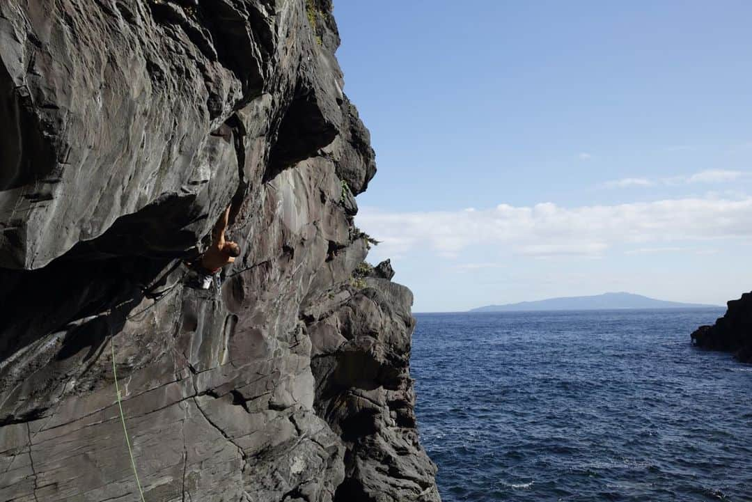 平山ユージさんのインスタグラム写真 - (平山ユージInstagram)「What a wonderful day☀️🌊I went back Scallop 5.12d(trad) Kadowaki,Jyogasaki after 34 years.  My last visit was 1986/87 winter. I think the day I visited I didn’t climb because of bad weather or just day of resting so I just watched this route,scallop. My image of this roof was much much bigger🤔  It was perfect condition warm, calm sea yesterday. I send it flash after watching 34 years!!! Also not using bolts. But we’ll..this is advantage of this modern technology. We can use big cams today.  And also luckily I send the other new rout as well... Hiogi 5.13b (trad) very tricky route. I on sight this route Hiogi 💪💪 I’m so gratitude to my friends who offer to come with me yesterday. I understand more about climbing and history of Japanese climbing scene with this kind of old classic routes ✨🙌🏻☀️ 🙌🏻👍 素晴らしい一日でした✨✨昨日は34年ぶりに城ヶ崎は門脇海岸にあるスカラップに戻りました。  最後に訪れたのは86年から87年の冬、天気が悪かったからかレスト日だったかでこの壁を眺めたことを憶えている。ただ壁のイメージはもっともっと巨大だった🤔  でも昨日は素晴らしいコンディションでひだまりで暖かく、海も穏やかだった。幸運にも昨日はフラッシュに成功することができた✨🙏✨ それから、モダンテクノロジーのおかげでボルトを使わずに大きなカムを使って登ることができた。  あと幸運なことに、めちゃくちゃトリッキーな秘奥義5.13bをオンサイトにも成功できた🙌🏻🙌🏻 昨日の城ヶ崎でも日本のクライミング界に歴史を刻んだ一本を登りまたクライミングの奥深さに触れ充実した1日でした。付き合ってくれた友人達に感謝です🙏✨✨ Pictures @deloprojet @maechan82kgclimber  #scallop #秘奥義 #jyogasakicoast #城ヶ崎海岸 #oldclassic #oldbadgold #陽だまり #穏やかな海  @thenorthfacejp  @beal.official  @blackdiamond  @climbskinspain  @climbparkbasecamp  @basecamptokyo  @boulderpark_basecamp  @basecamponlineshop」1月7日 8時58分 - yuji_hirayama_stonerider