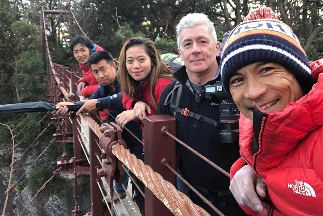 平山ユージさんのインスタグラム写真 - (平山ユージInstagram)「What a wonderful day☀️🌊I went back Scallop 5.12d(trad) Kadowaki,Jyogasaki after 34 years.  My last visit was 1986/87 winter. I think the day I visited I didn’t climb because of bad weather or just day of resting so I just watched this route,scallop. My image of this roof was much much bigger🤔  It was perfect condition warm, calm sea yesterday. I send it flash after watching 34 years!!! Also not using bolts. But we’ll..this is advantage of this modern technology. We can use big cams today.  And also luckily I send the other new rout as well... Hiogi 5.13b (trad) very tricky route. I on sight this route Hiogi 💪💪 I’m so gratitude to my friends who offer to come with me yesterday. I understand more about climbing and history of Japanese climbing scene with this kind of old classic routes ✨🙌🏻☀️ 🙌🏻👍 素晴らしい一日でした✨✨昨日は34年ぶりに城ヶ崎は門脇海岸にあるスカラップに戻りました。  最後に訪れたのは86年から87年の冬、天気が悪かったからかレスト日だったかでこの壁を眺めたことを憶えている。ただ壁のイメージはもっともっと巨大だった🤔  でも昨日は素晴らしいコンディションでひだまりで暖かく、海も穏やかだった。幸運にも昨日はフラッシュに成功することができた✨🙏✨ それから、モダンテクノロジーのおかげでボルトを使わずに大きなカムを使って登ることができた。  あと幸運なことに、めちゃくちゃトリッキーな秘奥義5.13bをオンサイトにも成功できた🙌🏻🙌🏻 昨日の城ヶ崎でも日本のクライミング界に歴史を刻んだ一本を登りまたクライミングの奥深さに触れ充実した1日でした。付き合ってくれた友人達に感謝です🙏✨✨ Pictures @deloprojet @maechan82kgclimber  #scallop #秘奥義 #jyogasakicoast #城ヶ崎海岸 #oldclassic #oldbadgold #陽だまり #穏やかな海  @thenorthfacejp  @beal.official  @blackdiamond  @climbskinspain  @climbparkbasecamp  @basecamptokyo  @boulderpark_basecamp  @basecamponlineshop」1月7日 8時58分 - yuji_hirayama_stonerider