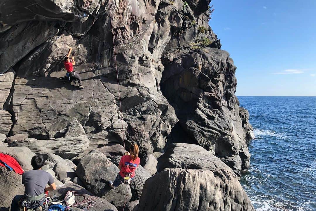 平山ユージさんのインスタグラム写真 - (平山ユージInstagram)「What a wonderful day☀️🌊I went back Scallop 5.12d(trad) Kadowaki,Jyogasaki after 34 years.  My last visit was 1986/87 winter. I think the day I visited I didn’t climb because of bad weather or just day of resting so I just watched this route,scallop. My image of this roof was much much bigger🤔  It was perfect condition warm, calm sea yesterday. I send it flash after watching 34 years!!! Also not using bolts. But we’ll..this is advantage of this modern technology. We can use big cams today.  And also luckily I send the other new rout as well... Hiogi 5.13b (trad) very tricky route. I on sight this route Hiogi 💪💪 I’m so gratitude to my friends who offer to come with me yesterday. I understand more about climbing and history of Japanese climbing scene with this kind of old classic routes ✨🙌🏻☀️ 🙌🏻👍 素晴らしい一日でした✨✨昨日は34年ぶりに城ヶ崎は門脇海岸にあるスカラップに戻りました。  最後に訪れたのは86年から87年の冬、天気が悪かったからかレスト日だったかでこの壁を眺めたことを憶えている。ただ壁のイメージはもっともっと巨大だった🤔  でも昨日は素晴らしいコンディションでひだまりで暖かく、海も穏やかだった。幸運にも昨日はフラッシュに成功することができた✨🙏✨ それから、モダンテクノロジーのおかげでボルトを使わずに大きなカムを使って登ることができた。  あと幸運なことに、めちゃくちゃトリッキーな秘奥義5.13bをオンサイトにも成功できた🙌🏻🙌🏻 昨日の城ヶ崎でも日本のクライミング界に歴史を刻んだ一本を登りまたクライミングの奥深さに触れ充実した1日でした。付き合ってくれた友人達に感謝です🙏✨✨ Pictures @deloprojet @maechan82kgclimber  #scallop #秘奥義 #jyogasakicoast #城ヶ崎海岸 #oldclassic #oldbadgold #陽だまり #穏やかな海  @thenorthfacejp  @beal.official  @blackdiamond  @climbskinspain  @climbparkbasecamp  @basecamptokyo  @boulderpark_basecamp  @basecamponlineshop」1月7日 8時58分 - yuji_hirayama_stonerider