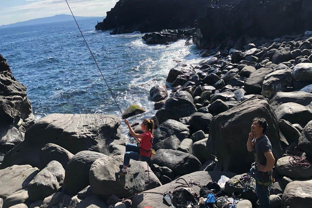 平山ユージさんのインスタグラム写真 - (平山ユージInstagram)「What a wonderful day☀️🌊I went back Scallop 5.12d(trad) Kadowaki,Jyogasaki after 34 years.  My last visit was 1986/87 winter. I think the day I visited I didn’t climb because of bad weather or just day of resting so I just watched this route,scallop. My image of this roof was much much bigger🤔  It was perfect condition warm, calm sea yesterday. I send it flash after watching 34 years!!! Also not using bolts. But we’ll..this is advantage of this modern technology. We can use big cams today.  And also luckily I send the other new rout as well... Hiogi 5.13b (trad) very tricky route. I on sight this route Hiogi 💪💪 I’m so gratitude to my friends who offer to come with me yesterday. I understand more about climbing and history of Japanese climbing scene with this kind of old classic routes ✨🙌🏻☀️ 🙌🏻👍 素晴らしい一日でした✨✨昨日は34年ぶりに城ヶ崎は門脇海岸にあるスカラップに戻りました。  最後に訪れたのは86年から87年の冬、天気が悪かったからかレスト日だったかでこの壁を眺めたことを憶えている。ただ壁のイメージはもっともっと巨大だった🤔  でも昨日は素晴らしいコンディションでひだまりで暖かく、海も穏やかだった。幸運にも昨日はフラッシュに成功することができた✨🙏✨ それから、モダンテクノロジーのおかげでボルトを使わずに大きなカムを使って登ることができた。  あと幸運なことに、めちゃくちゃトリッキーな秘奥義5.13bをオンサイトにも成功できた🙌🏻🙌🏻 昨日の城ヶ崎でも日本のクライミング界に歴史を刻んだ一本を登りまたクライミングの奥深さに触れ充実した1日でした。付き合ってくれた友人達に感謝です🙏✨✨ Pictures @deloprojet @maechan82kgclimber  #scallop #秘奥義 #jyogasakicoast #城ヶ崎海岸 #oldclassic #oldbadgold #陽だまり #穏やかな海  @thenorthfacejp  @beal.official  @blackdiamond  @climbskinspain  @climbparkbasecamp  @basecamptokyo  @boulderpark_basecamp  @basecamponlineshop」1月7日 8時58分 - yuji_hirayama_stonerider