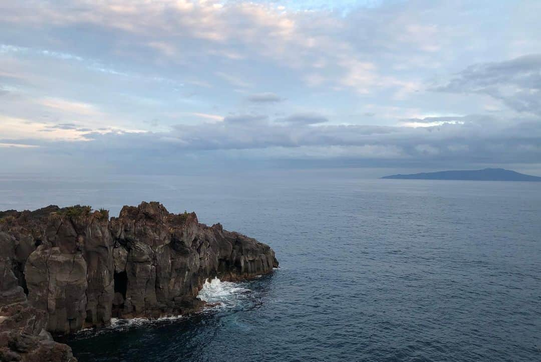 平山ユージさんのインスタグラム写真 - (平山ユージInstagram)「What a wonderful day☀️🌊I went back Scallop 5.12d(trad) Kadowaki,Jyogasaki after 34 years.  My last visit was 1986/87 winter. I think the day I visited I didn’t climb because of bad weather or just day of resting so I just watched this route,scallop. My image of this roof was much much bigger🤔  It was perfect condition warm, calm sea yesterday. I send it flash after watching 34 years!!! Also not using bolts. But we’ll..this is advantage of this modern technology. We can use big cams today.  And also luckily I send the other new rout as well... Hiogi 5.13b (trad) very tricky route. I on sight this route Hiogi 💪💪 I’m so gratitude to my friends who offer to come with me yesterday. I understand more about climbing and history of Japanese climbing scene with this kind of old classic routes ✨🙌🏻☀️ 🙌🏻👍 素晴らしい一日でした✨✨昨日は34年ぶりに城ヶ崎は門脇海岸にあるスカラップに戻りました。  最後に訪れたのは86年から87年の冬、天気が悪かったからかレスト日だったかでこの壁を眺めたことを憶えている。ただ壁のイメージはもっともっと巨大だった🤔  でも昨日は素晴らしいコンディションでひだまりで暖かく、海も穏やかだった。幸運にも昨日はフラッシュに成功することができた✨🙏✨ それから、モダンテクノロジーのおかげでボルトを使わずに大きなカムを使って登ることができた。  あと幸運なことに、めちゃくちゃトリッキーな秘奥義5.13bをオンサイトにも成功できた🙌🏻🙌🏻 昨日の城ヶ崎でも日本のクライミング界に歴史を刻んだ一本を登りまたクライミングの奥深さに触れ充実した1日でした。付き合ってくれた友人達に感謝です🙏✨✨ Pictures @deloprojet @maechan82kgclimber  #scallop #秘奥義 #jyogasakicoast #城ヶ崎海岸 #oldclassic #oldbadgold #陽だまり #穏やかな海  @thenorthfacejp  @beal.official  @blackdiamond  @climbskinspain  @climbparkbasecamp  @basecamptokyo  @boulderpark_basecamp  @basecamponlineshop」1月7日 8時58分 - yuji_hirayama_stonerider