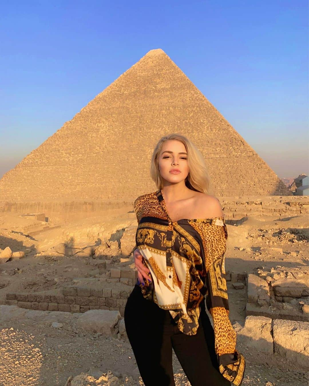 Courtney Tailorさんのインスタグラム写真 - (Courtney TailorInstagram)「⚡️ Major bucket list vibes ⚡️ what are your top 4 bucket list destinations? 🇪🇬 . . . . #egypt #travel #bucketlist #versace #travelblogger #worldtravel #greatpyramids #giza #pyramids」1月7日 8時58分 - courtneytailor