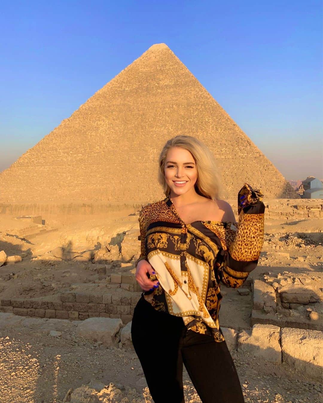 Courtney Tailorさんのインスタグラム写真 - (Courtney TailorInstagram)「⚡️ Major bucket list vibes ⚡️ what are your top 4 bucket list destinations? 🇪🇬 . . . . #egypt #travel #bucketlist #versace #travelblogger #worldtravel #greatpyramids #giza #pyramids」1月7日 8時58分 - courtneytailor