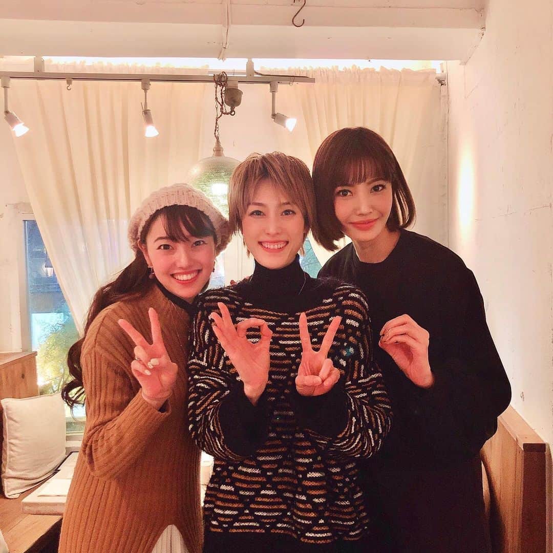 のインスタグラム：「やっっっっと逢えました✨✨😆✨✨ 大好きすぎる仲間😍😍😍 . #星組 #如月蓮 さん (じぃじ) #90期 生の方 #十碧れいや さん (れなちゃん) #93期 生の方 . 在団中、プライベートで本当によくご飯🍽へ行ったり、お笑いLIVE観に行ったりして頂いた皆様です😄😄😄 . じぃじ... に至りましては私が星組に所属して以来、ずっっっっとお世話になっておりまして、じぃじがいなかったら私、13年間も在団出来なかったといっても過言ではございません...。どんな時でもいつも見捨てず、隣で励まして下さり、お声掛けて下さり、一緒にお稽古して下さり、沢山沢山面倒見てくださいました😭 本当にかけがけのない1こ上さんです😭 ちなみに... 有難いことに私の中で1番ご一緒に旅行へ行かせていただきました上級生でもあります✨😭✨ 大好きな大好きなじぃじであります❤️❤️❤️ . またすぐにでも！またすぐにでも！ ご飯🍽行きたいです😋😋😋 . . #2020年 #新年会 #今年初めてお逢いしたOGの方 💓」