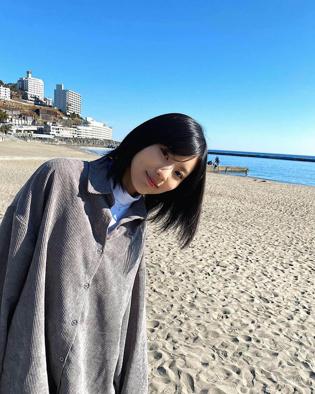 小林玲のインスタグラム：「.﻿ ﻿ ﻿ ﻿ 🌊🌊🌊 ﻿ ﻿ #bob #bobhair ﻿ #japan #japanesegirl  #sea #january  #fhasion #gray﻿ #tops #7things #私服﻿ #熱海 ﻿」