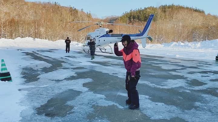 猪鼻ちひろのインスタグラム：「😂🚁😇 こちらが @hitomi.mats がだいすきな転ぶ動画です💁🏻‍♀️ ねぇわたし、何回転ぶの？ 🤷🏻‍♀️🤷🏻‍♀️🤷🏻‍♀️ #インスタ映えない  #奇跡の動画 #転ぶ瞬間 by @wacamera  #音声ありでね #笑えないけど笑える #転びすぎ #一応6年仙台に住んでたよ #恥ずかしいから笑って… #みんな気をつけてね♡ #ちひろトリップ #ちひろtrip北海道」