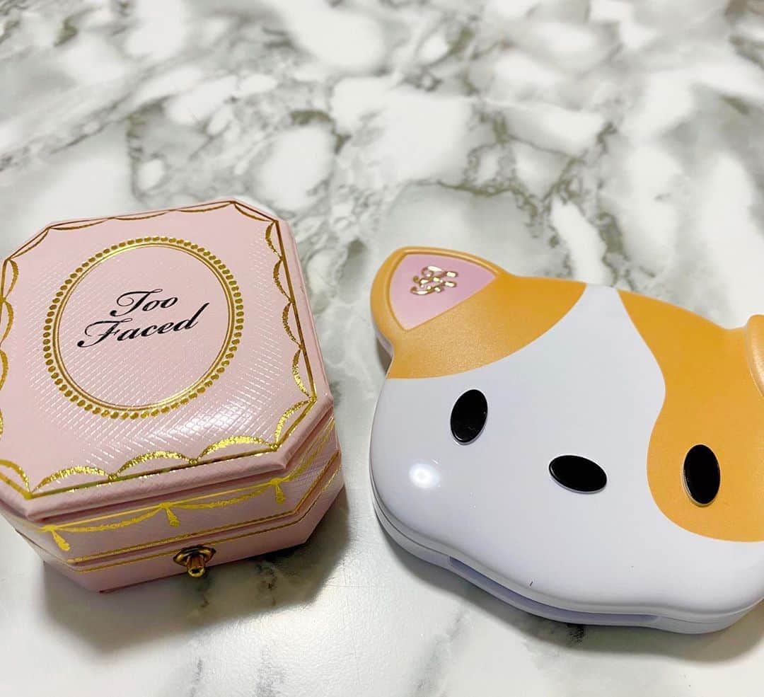 太陽チャンネルのインスタグラム：「. TooFacedのダイヤモンドハイライターと 完全なるパケ買いの 子犬シャドウ🐶🐶💕 ハイライターはダイヤモンド配合？ されてるらしい💎 アイシャドウめっちゃ甘い香りするうー😭💕 高いけど見るたび開けるたび 幸せ感じられるから これはとても良い買い物した…🐶💕 . #トゥーフェイスド  #shabon買い #toofaced  #子犬シャドウ #パケ買い #婚約ハイライト #ダイヤモンドライトマルチユースハイライター  #クローバープリティパピーミニアイシャドウパレット  #京都伊勢丹」