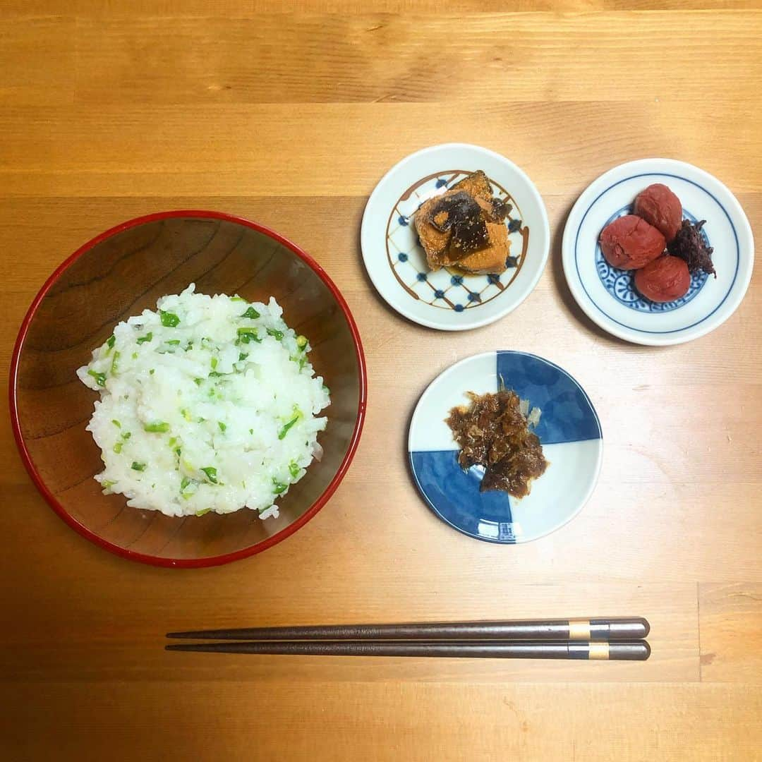 ちゃんまいさんのインスタグラム写真 - (ちゃんまいInstagram)「・ ・ お正月は暴淫棒食しすぎたので センブンハーブス粥で優しい朝ごはん🌿🌿🌿 ・ ・ ちゃんまいが刻んだ七草 ちゃんまいが炊いたトロトロにならなかったお粥 ちゃんまいがお皿に乗せた梅干し ちゃんまいが鰹節に麺つゆブッカケたおかか ちゃんまいが開けた缶詰の鱈の子の煮たやつ ・ ・ ・ #ベッドイン #japanese #sexy #idol #ちゃんまいめし #胃袋と玉袋をつかむ #垢抜けない #ちゃんまいめし #こだわりなし #普通ご飯 #ふつう #notフォトジェニック #料理JAWSは床JAWS」1月7日 9時30分 - dakko_shite_cho3