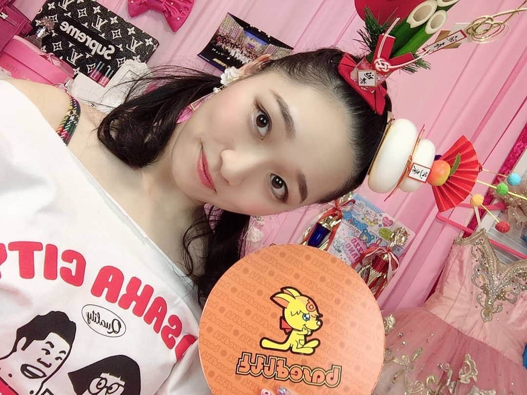 のインスタグラム：「ツッコミどころ多い写真  #頭に正月乗せてる #baseよしもとのうちわ #ワラbちゃんという10年前健在していた伝説のキャラクター #すち子と吉田裕Tシャツを着てるが首元をしっかりぶった切りました　 #後ろをご覧ください #メゾピアノ信者現る　 #mezzopiano #発音はメッゾピアノ #衣装は姉のやつ #確か40万以上したやつ #バレエ界は金 #おっと言い過ぎた #細かすぎて伝わらないモノマネ の #最終回集合写真 #もはや伝説 #そして #Supreme #なぜここにあるのって #ほんま背景うるさい #私もうるさい #反転写真」