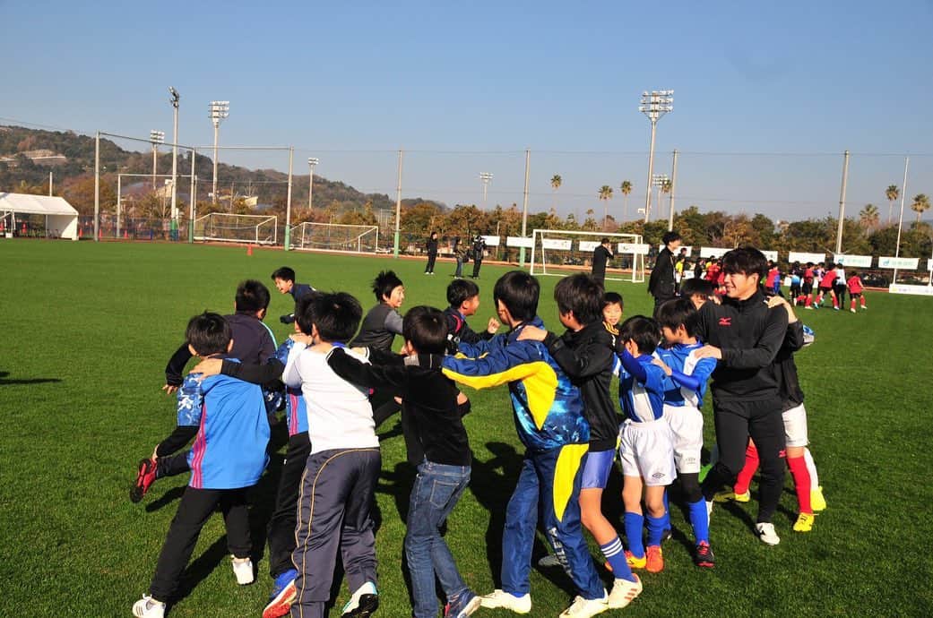 斧澤隼輝さんのインスタグラム写真 - (斧澤隼輝Instagram)「先日長崎で行われたサッカースクールに参加させて頂きました。 たくさんの子供達とサッカーを一緒にしてたくさんのパワーをもらいました。 これからも夢を与えられる選手になれるように頑張りたいと思います。 来年もよろしくお願いします。 #福砂屋 #キリンビバレッジ #長崎 #NBC #サッカー #ありがとうございました」1月7日 9時52分 - toshikionozawa