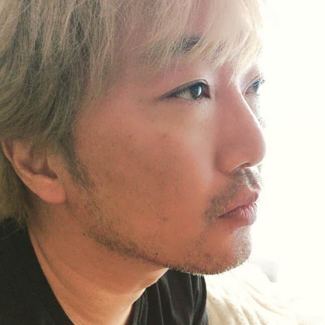小沢一敬さんのインスタグラム写真 - (小沢一敬Instagram)「髭を限界まで伸ばしたが白髪が増えすぎて剃った」1月7日 10時03分 - ozawakazuhiro