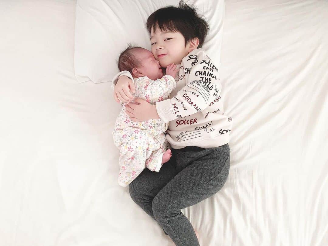 chika__23さんのインスタグラム写真 - (chika__23Instagram)「＊ 兄妹っていいな😊💕 私も兄がいるけど親よりも兄が厳しかった😳💦 反抗期で親が嫌いな時もあったけど兄だけは嫌いになれなかったな😂 当時、私の中では自慢の兄…今だから言える話です🤣 ＊ #兄妹#生後1ヶ月#4歳#4歳差#4歳差兄妹#Rinoちゃんコーデ#りぃくんコーデ」1月7日 10時03分 - chika__025