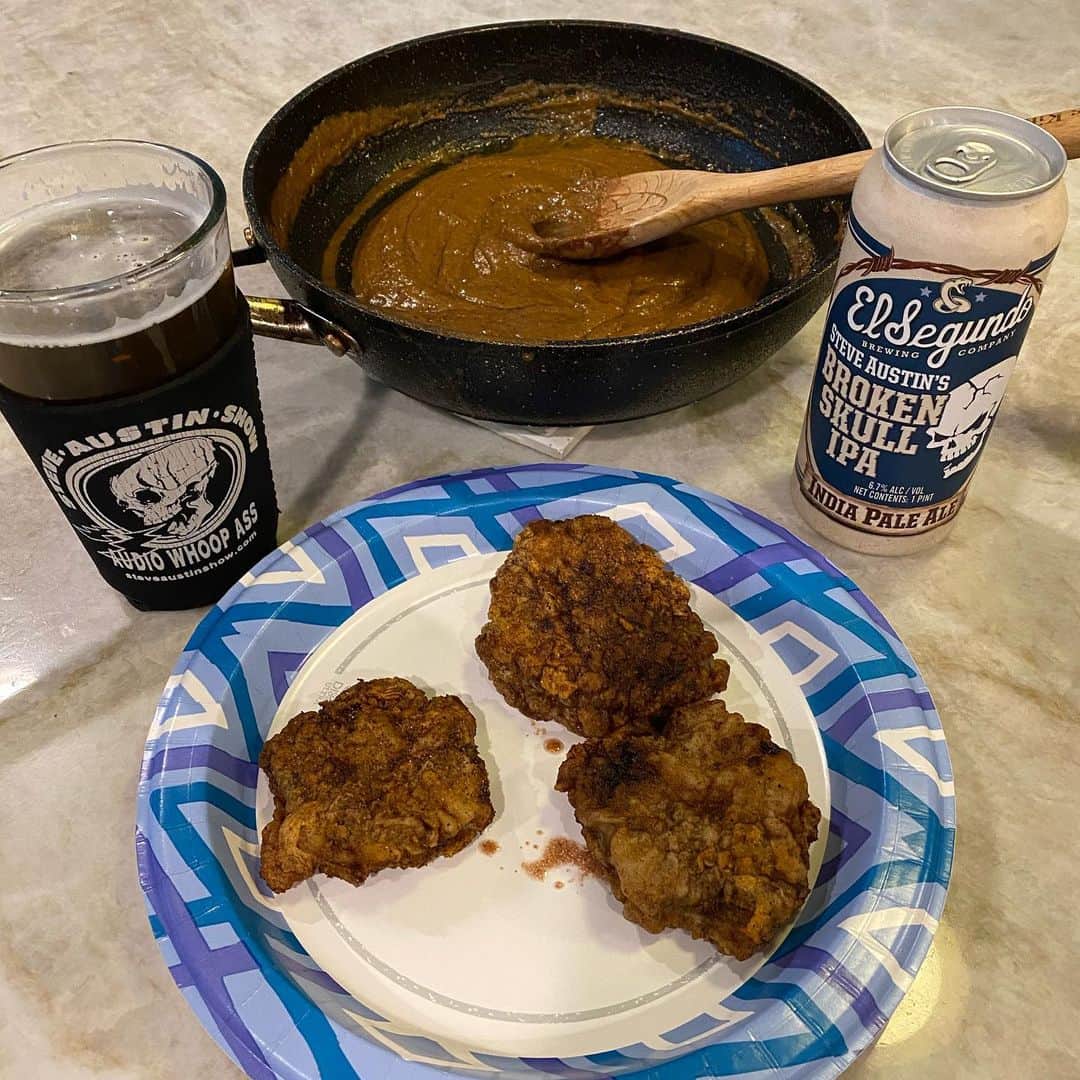 ストーン・コールド・スティーブ・オースチンのインスタグラム：「3 course meal cooked by yours truly. Mule deer backstrap, gravy, and @esbcbrews Broken Skull IPA. Protein and carbs.  @nevadahuntingservices  #nevada #ipa #beer #muledeer」