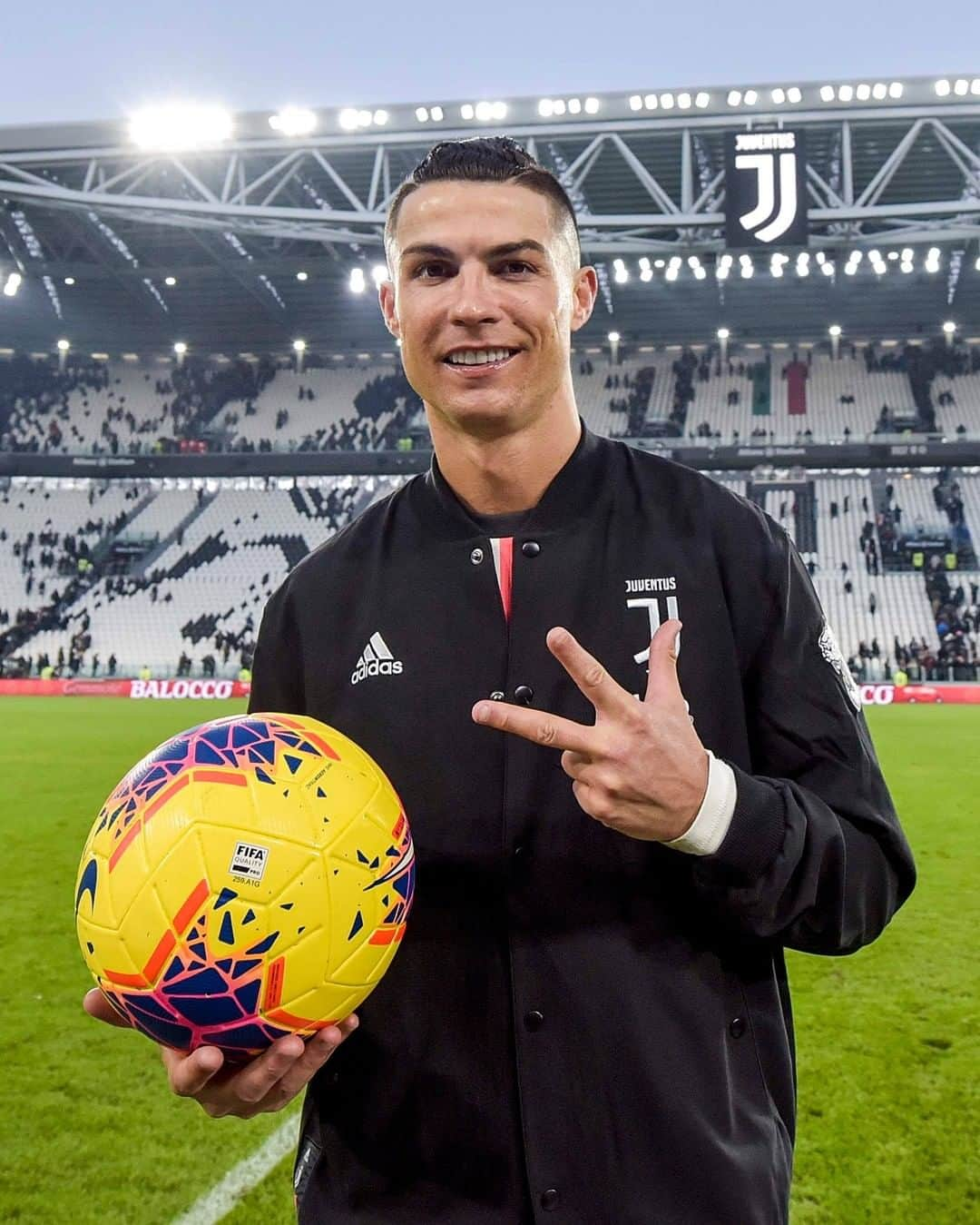 ユヴェントスFCさんのインスタグラム写真 - (ユヴェントスFCInstagram)「CR3 🔥🔥🔥 #JuveCagliari #CR7Juve #FinoAllaFine」1月7日 1時17分 - juventus