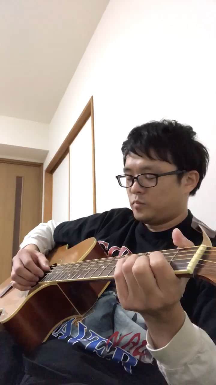 鮫島一六三のインスタグラム：「#サザンオールスターズ #耳コピ　？ #練習 #guitar  #弾き語り 譜面見ないで、ダイアトニックコードだけを信じてやっております。」