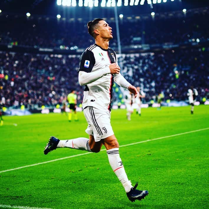 Skills • Freestyle • Tekkersさんのインスタグラム写真 - (Skills • Freestyle • TekkersInstagram)「⚽️⚽️⚽️ + 🎯 for @Cristiano 👏 Cristiano Ronaldo scores his first hat-trick of 2020 with 3 goals and 1 assist against Cagliari 🔥」1月7日 1時10分 - skillsweekly