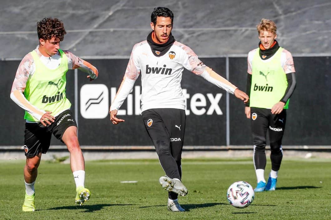 ダニエル・パレホのインスタグラム：「Primero 🎁, luego ⚽️ y ahora 🛫 Rumbo a la Supercopa! Amunt!!!」
