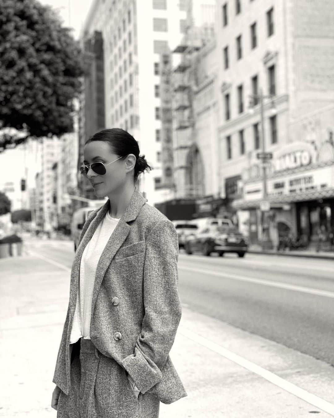 ギャランス・ドレのインスタグラム：「A moment, DTLA. . . . Lately I’ve been keeping my words to myself because I am working on a new book, and a few different projects. I wanted a different approach of space, time - and to be more conscious of where I put my energy and how I do it. And of course because I am doing this I am exploding with creativity and I miss writing here, and on @dore ! But that’s exactly the plan, I guess 😌 . So this is for those of you who have been telling me they’re missing my writing and my voice on the podcast. First thank you because it means the world to hear that. It was just in a profound need for curling up and resting, after 15 years without a breath. .  Big kiss and thank you again so much - I have a millions other things to say - it’s even hard to put an end to this post. Ahah! . I’m wearing an awesome suit by @vince and my @rayban and the photo was taken by @camille.of」