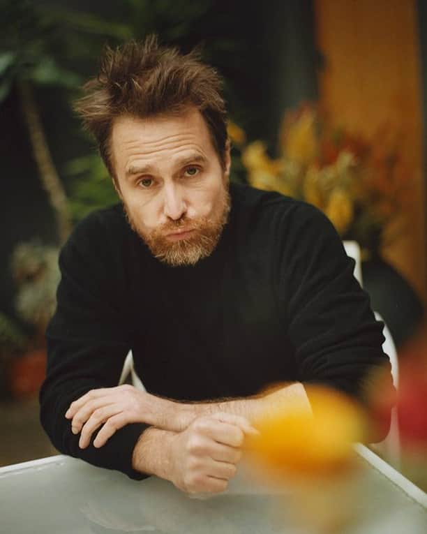 MR PORTERのインスタグラム：「As he slides into the bar’s corner banquette, Mr #SamRockwell reveals a bottle he’s been carrying in the crook of his arm. “I’d offer to pour you some of this,” he says. “But my mouth has been on it.” He assumes no one would want to risk swapping spit with a man who’s played so many degenerates. Mr Rockwell again sips from the bottle‚ which turns out to be Evian sparkling water, for which he seems apologetic. “If I wasn’t doing Corden later, we could get hammered,” he adds, flashing a roguish grin. “A couple of negronis. Or whiskeys. Or both, f*** it.” Link in bio for the full interview with the king of characters where we talk Richard Jewell, @jojorabbitmovie and the importance of taking time off. #MRPORTER - 📷 @niallito 🖊️ @alexb718」