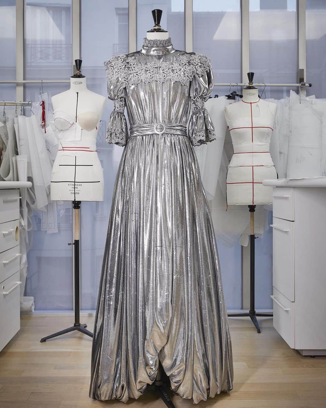 ルイ・ヴィトンさんのインスタグラム写真 - (ルイ・ヴィトンInstagram)「#LucyBoynton in a custom #LouisVuitton gown in silver silk and velvet designed by #NicolasGhesquiere at the #GoldenGlobes Ceremony.」1月7日 1時29分 - louisvuitton