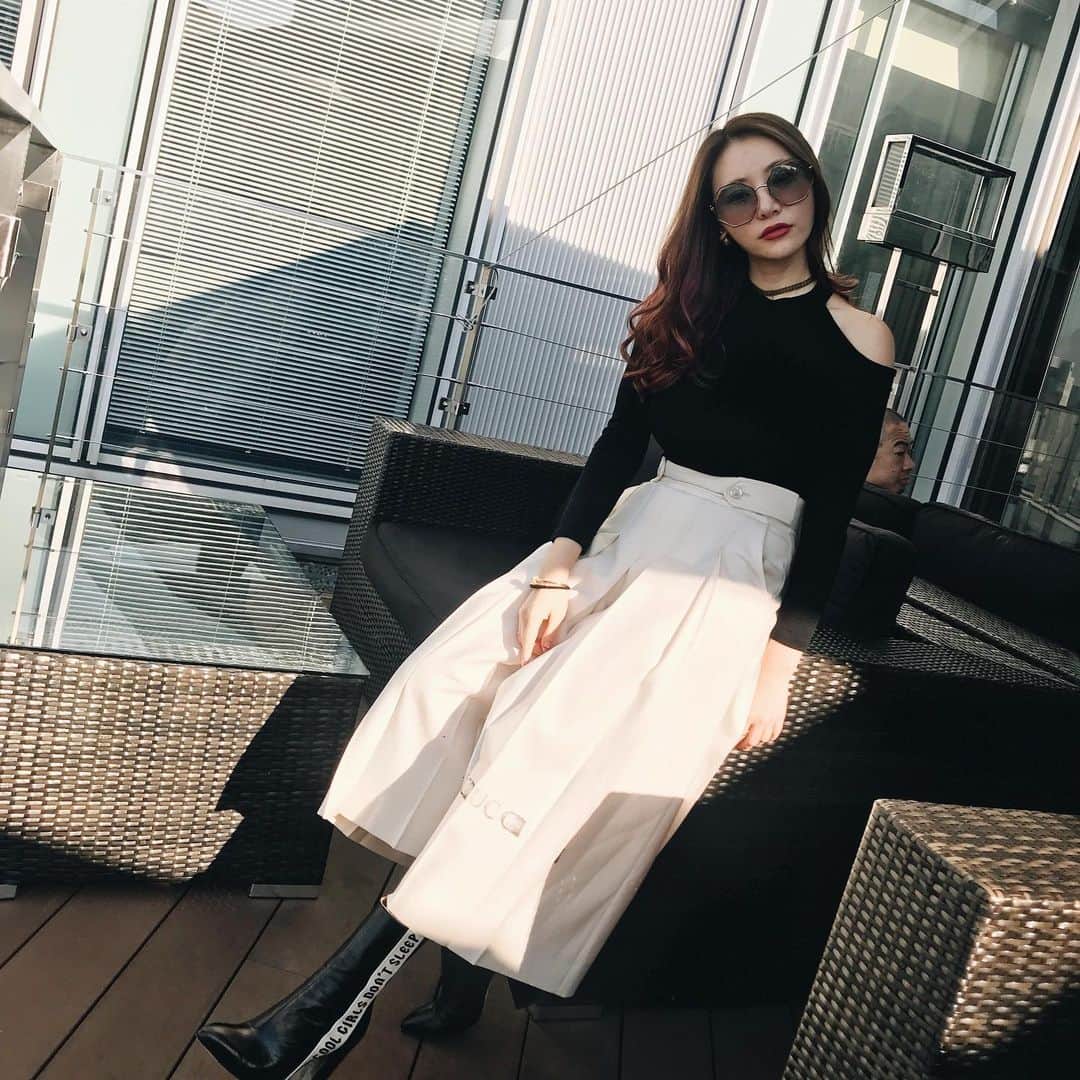 クリスティン・ウェイのインスタグラム：「A random day outfit. Check new #valmuer items online @valmuer_official @valmuer_global  #valmuer  #ootd #fashionista #valmuer #gardenbyvalmuer #christinewei #クリスティンウェイ ⠀#ヴェルムーア」