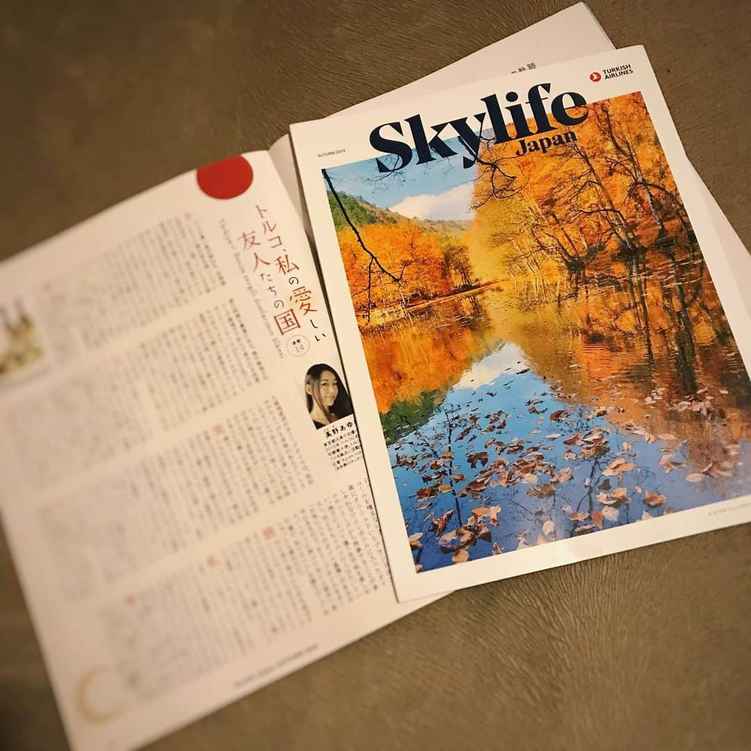 高野あゆ美さんのインスタグラム写真 - (高野あゆ美Instagram)「@turkishairlines Skylife Japan dergisindeki sayfamın 4.yılına girdim ☺️ Türkiye’ye seyahate gelen Japon yolcuları ile Türkiye’nin güzelliklerini paylaşmaya devam ediyorum... Bu sayıda çok sevdiğim zeytinyağı ile ilgili bir makale yazdım. Japonya’da İspanya ve İtalya’nın zeytinyağı biliniyor fakat Türkiye’ninki, lezzetini bırakın üretiminden bile pek haberi olmuyor. Bence bizimkinin bu iki ülkenin yağlarından hiç eksiği yok, çok lezzetli, fransız yemeği aşçısı babam söyledi ben de aynı fikirdeyim! Umarım yazımı okurlar ve deneyecekler, sonrasını hiç merak etmiyorum çünkü😉 Ve bu yazıda yer alan değerli bilgiler ve fotoğraf için @tariszeytinyagi ‘ya çok teşekkür ederim, yıllardır severek tüketiyorum😘 #ターキッシュエアラインズ 機内誌、今回は#トルコ のオリーブオイルについて書きました。日本ではあまり知られていないけれど、トルコの #オリーブオイル  めちゃくちゃおいしいです！地方によって酸味も香りも微妙に違って、ワインを選ぶように料理に合わせてオイルを選ぶ暮らしを満喫しています。贅沢〜💕💕 トルコに旅行に来る方、ぜひオリーブオイル食べ比べをしてみて下さいね♪」1月7日 1時38分 - ayumi.takano