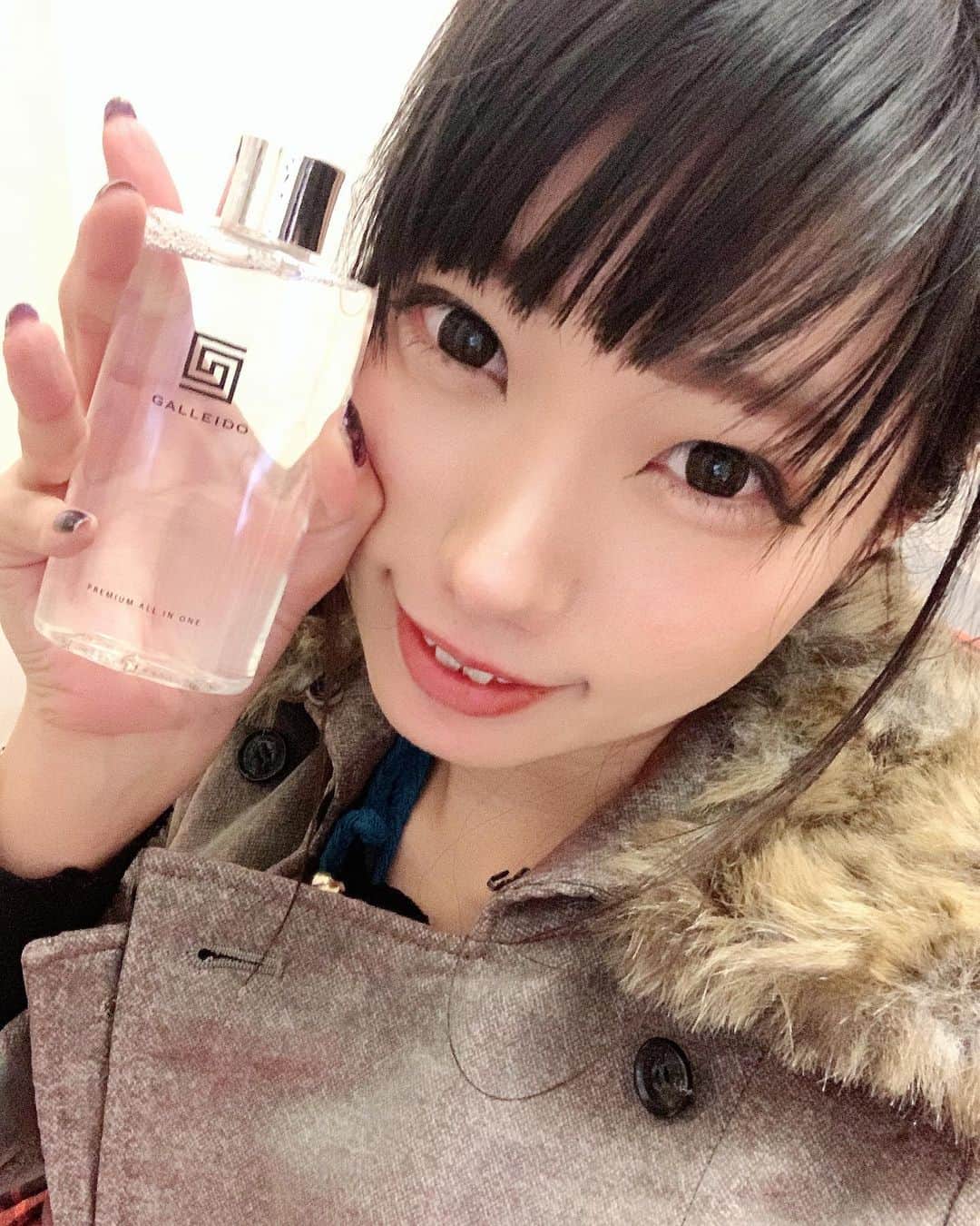 秋元るいさんのインスタグラム写真 - (秋元るいInstagram)「男性って、めんどくさがり屋な方多いですけど、 皆さまちゃんとスキンケアしてますか？☃️ . . 冬は特に乾燥していて、お手入れしないと着実に肌に響いているはず(•̩̩̩̩＿•̩̩̩̩) . . ガレイド　@galleido_official  は、 忙しい男性でも使える、  男性の顔と体を1本で使えるオールインワン化粧水です🍴 .  無着色、ノンシリコン、アルコールフリー、ノンパラペンで、男性の肌を第一に考えた製品だから、 メンズ化粧水使ったことないや、、って人がはじめて使うにもおすすめ🧡 . 化粧水、美容液、乳液、クリーム、そして魅力成分が1本に凝縮されていますので、ぜひ一度お試しください😆 . #ガレイド　#galleido #メンズコスメ　#メンズ化粧水　#メンズオールインワン #メンズ美容　#オールインワン　#化粧水　#乳液　#美容液　#スキンケア　#スキンケア紹介 #男性美容」1月7日 1時38分 - akimoto_rui