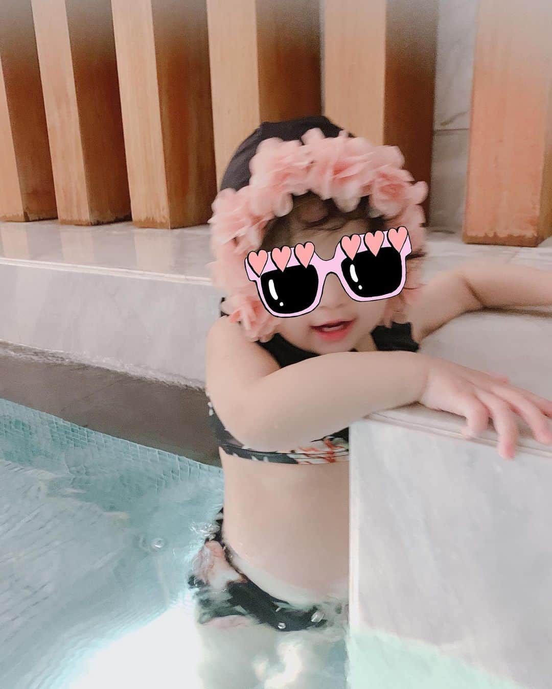 森下悠里さんのインスタグラム写真 - (森下悠里Instagram)「楽しかったね💓💓 - ずーっと抱っこのポーズ - あと飛び込みが大好きだから ニッコニコで飛び込み🐬💕 - #baby #swimming #pool #babybikini」1月7日 2時01分 - yuurimorishita