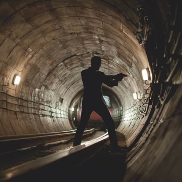 James Bond 007さんのインスタグラム写真 - (James Bond 007Instagram)「Bond (Daniel Craig)’s pursuit of Silva (Javier Bardem) takes him deep into the tunnels of the London Underground in SKYFALL (2015). #Skyfall #DanielCraig #JamesBond #007」1月7日 2時00分 - 007