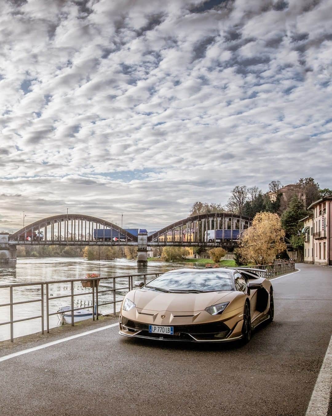 ランボルギーニさんのインスタグラム写真 - (ランボルギーニInstagram)「The flow, beauty and speed of a Lamborghini keeps you company. It's what Aventador SVJ Roadster does best.  #Lamborghini #AventadorSVJRoadster」1月7日 2時00分 - lamborghini