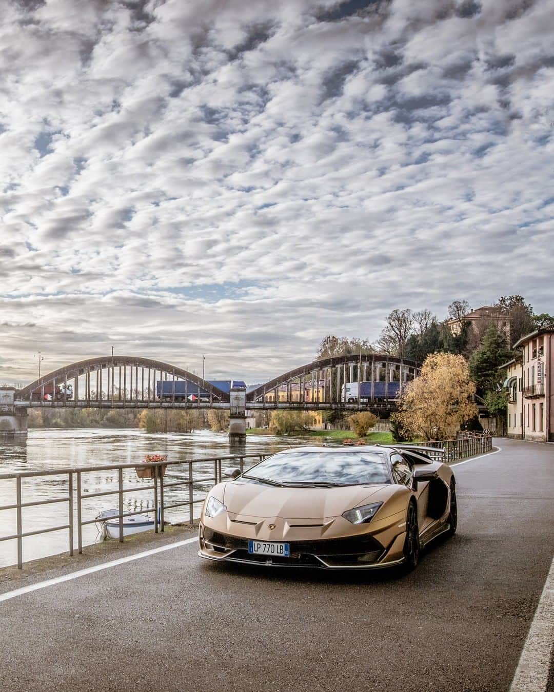 ランボルギーニのインスタグラム：「The flow, beauty and speed of a Lamborghini keeps you company. It's what Aventador SVJ Roadster does best.  #Lamborghini #AventadorSVJRoadster」