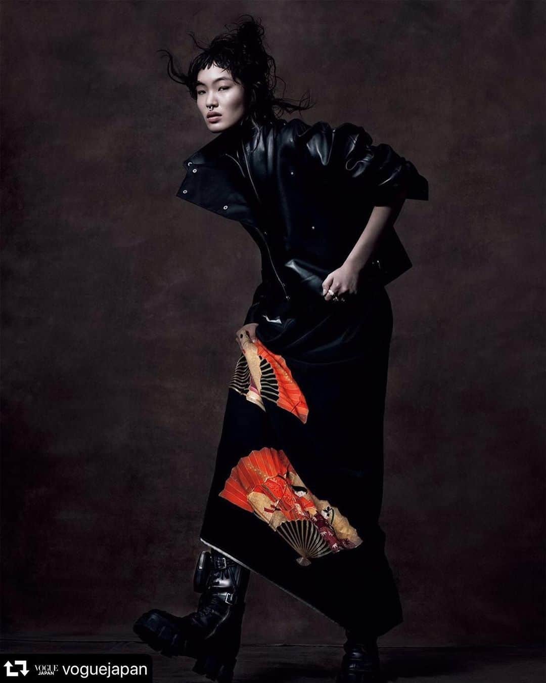 小椚ちはるのインスタグラム：「#repost @voguejapan ・・・ 巨匠アルバート・ワトソンが『VOGUE JAPAN』の20周年を記念し、日本の美をテーマに撮影を行ったアーカイブフォトをお正月にちなんで振り返る。独創的な世界観で切り取ったジャポニズムを堪能して。 Photo: @albertwatsonphotography  Styling: @sissyvian  Hair: @pierpaololai  Makeup: @ayaminishimura  Manicure: @takano_naoko and #makisakamoto Casting: @pg_dmcasting  Model: @chiharuokunugi wearing @hermes jacket, kimono from #surimono , shoes from @prada , nose pierce from @mariatash , @cartier rings  #voguejapan」
